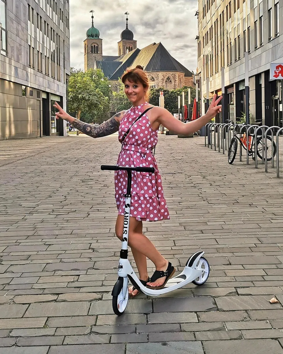 Story City Ride Adjustable Kick Scooter